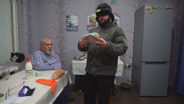 Булка хлеба 126 рублей Пенсионер не доволен Затопил печь в домике Привел себя в порядок Игорь ВЛОГ смотреть онлайн