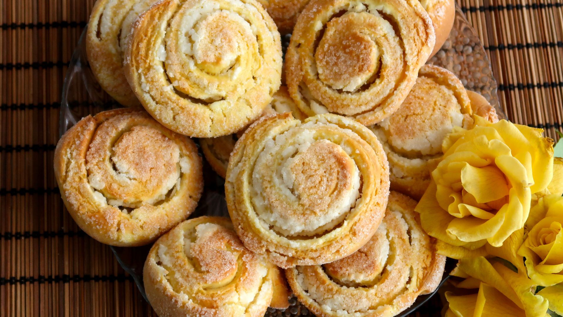 Булочки из творожного теста с творожной начинкой без дрожжей