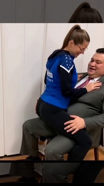 В офисе девушка работает вместе с боссом смотреть онлайн