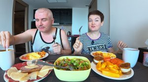 Мукбанг ОБДЕЛЯЮ Вована, забираю себе что ПОВКУСНЕЕ СЕБЕ! Обсудили НОВОГОДНЕЕ меню! Семейный обед