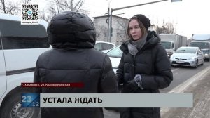 Устав ждать, когда ей загорится зеленый свет, пенсионерка пошла через дорогу и оказалась на капоте