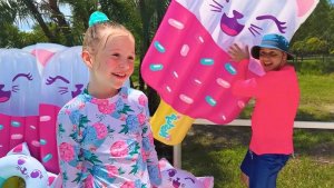 Настя показывает правила безопасности в бассейне для детей