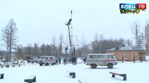 "Праздник к нам приходит": в парке 40-летия октября устанавливают новогоднюю ёлку