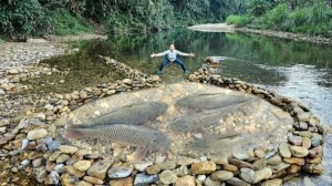 Рыбалка при помощи камней.