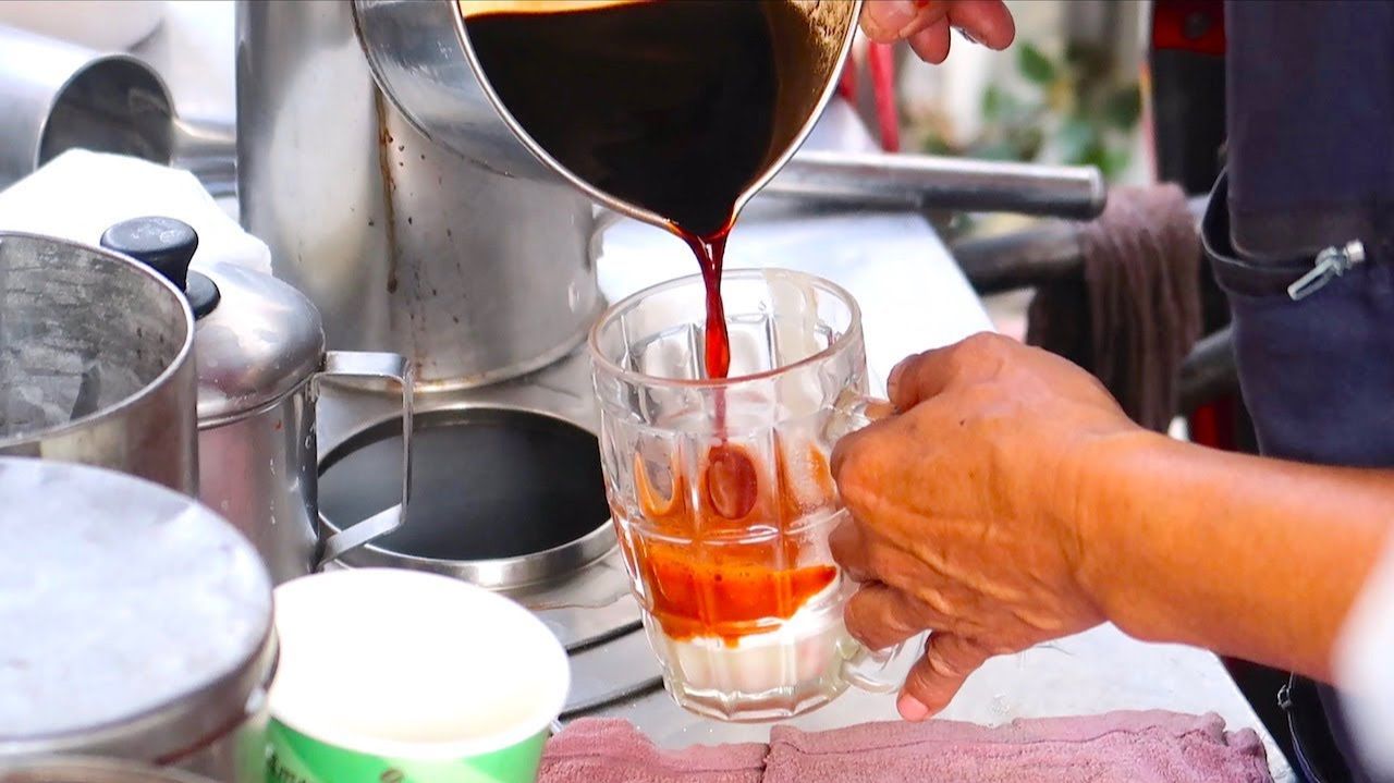 Чай с молоком «Ча Ном Йен» — уличная еда Бангкока смотреть онлайн