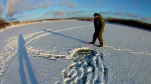 ЩУКА ПРОКУСИЛА ПАЛЕЦ.Рыбалка на жерлицы по первому льду.