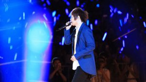 Солист группы Mayday упал со сцены во время концерта в Шанхае