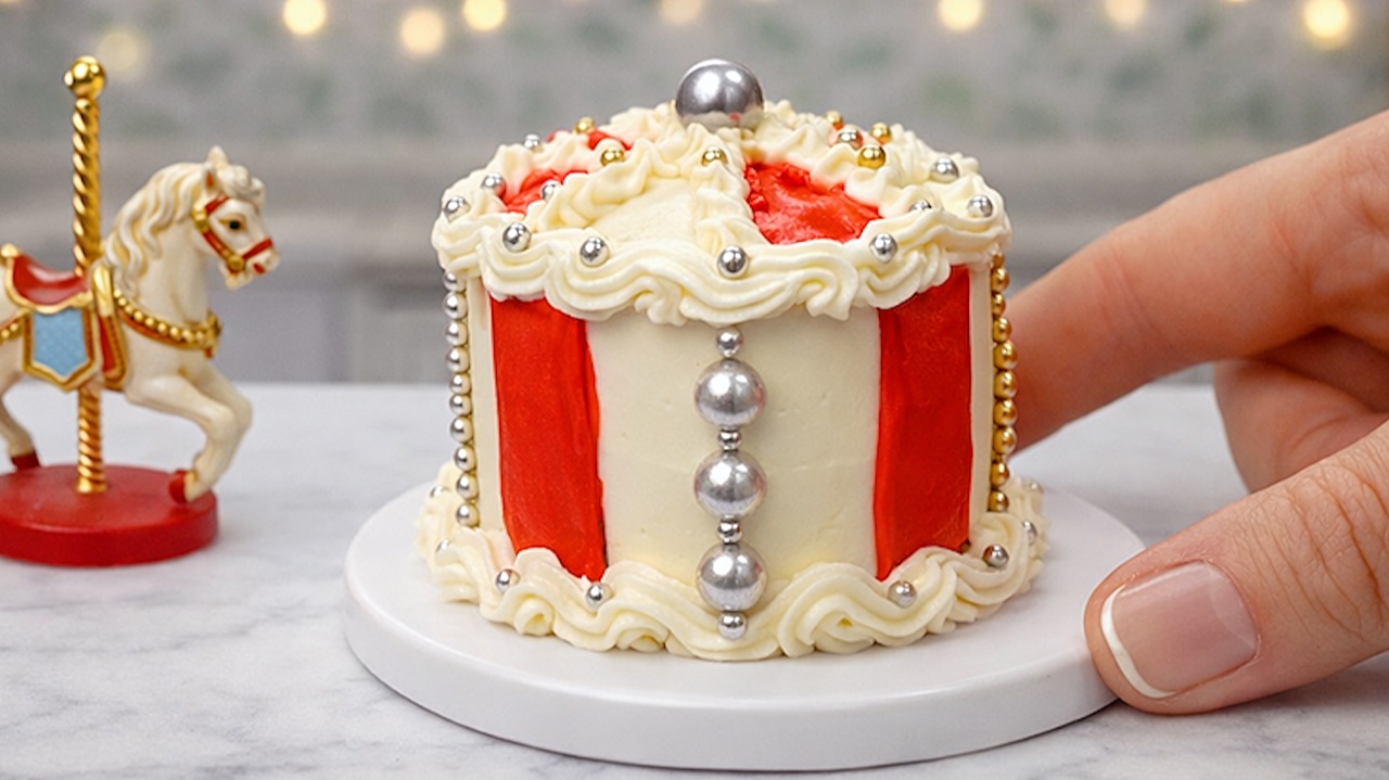 Невероятно красивый МИНИ ТОРТ КАРУСЕЛЬ 🍰🎠 Как украсить мини торт!? 😱 Мини Кухня