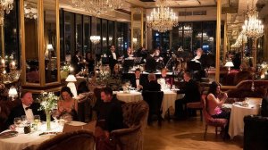 Вечером, в шикарном ресторане «Зорро», Нина танцевала с Пауло. Кавалер был в дорогом костюме...