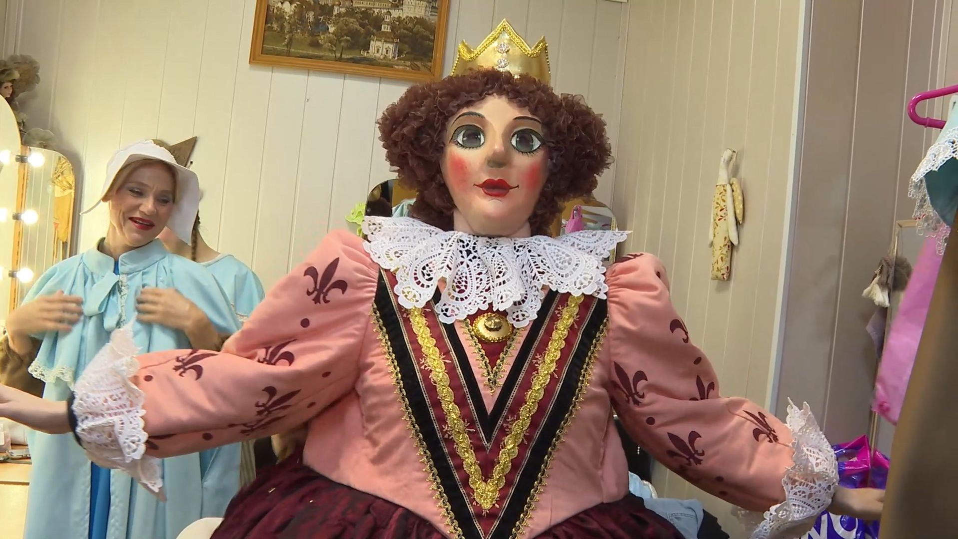 (12+) Сказка на ладони: закулисье кукольного спектакля «Госпожа Метелица» смотреть онлайн