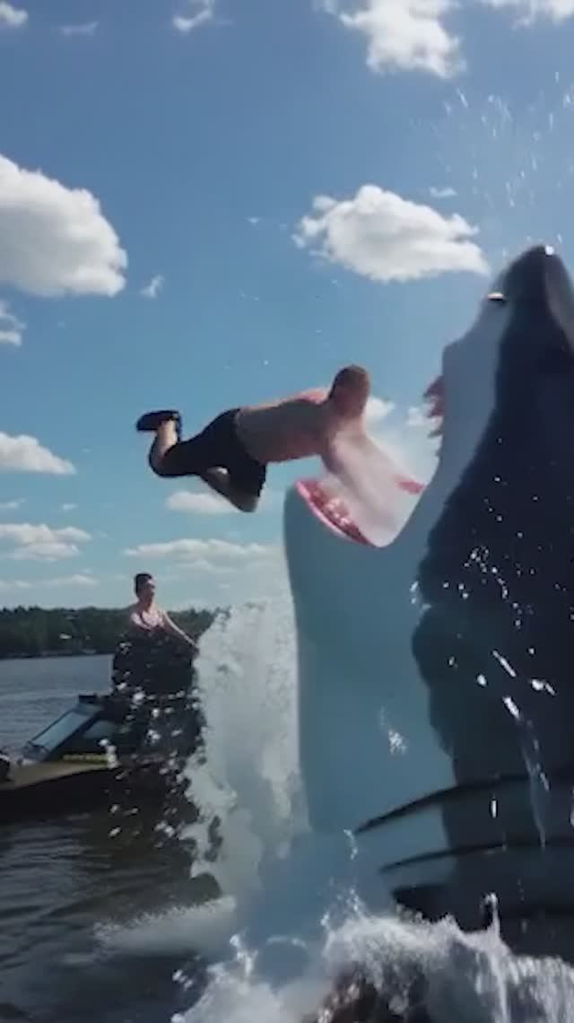 Прыжки в воду кишащую опасными тварями