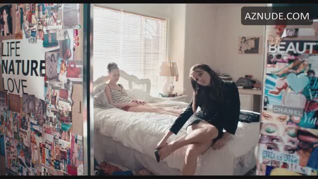 Эмма Ватсон снимает туфли смотреть онлайн