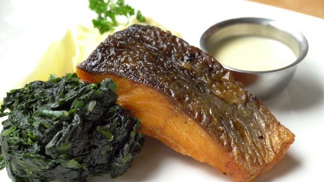Стейк из лосося со шпинатом. Рецепт внутри. смотреть онлайн