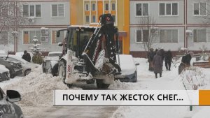 Одни радуются появлению трактора и пытаются дозвониться до соседей, чтобы те убрали автомобили
