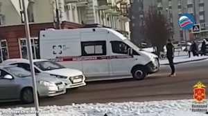 Дорожный скандал в Новокузнецке: водитель заблокировал скорую и подрезал женщину на проспекте