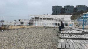 Сходила на море. Люди купаются.