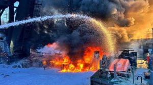 Под Нижним Новгородом загорелся плавучий кран