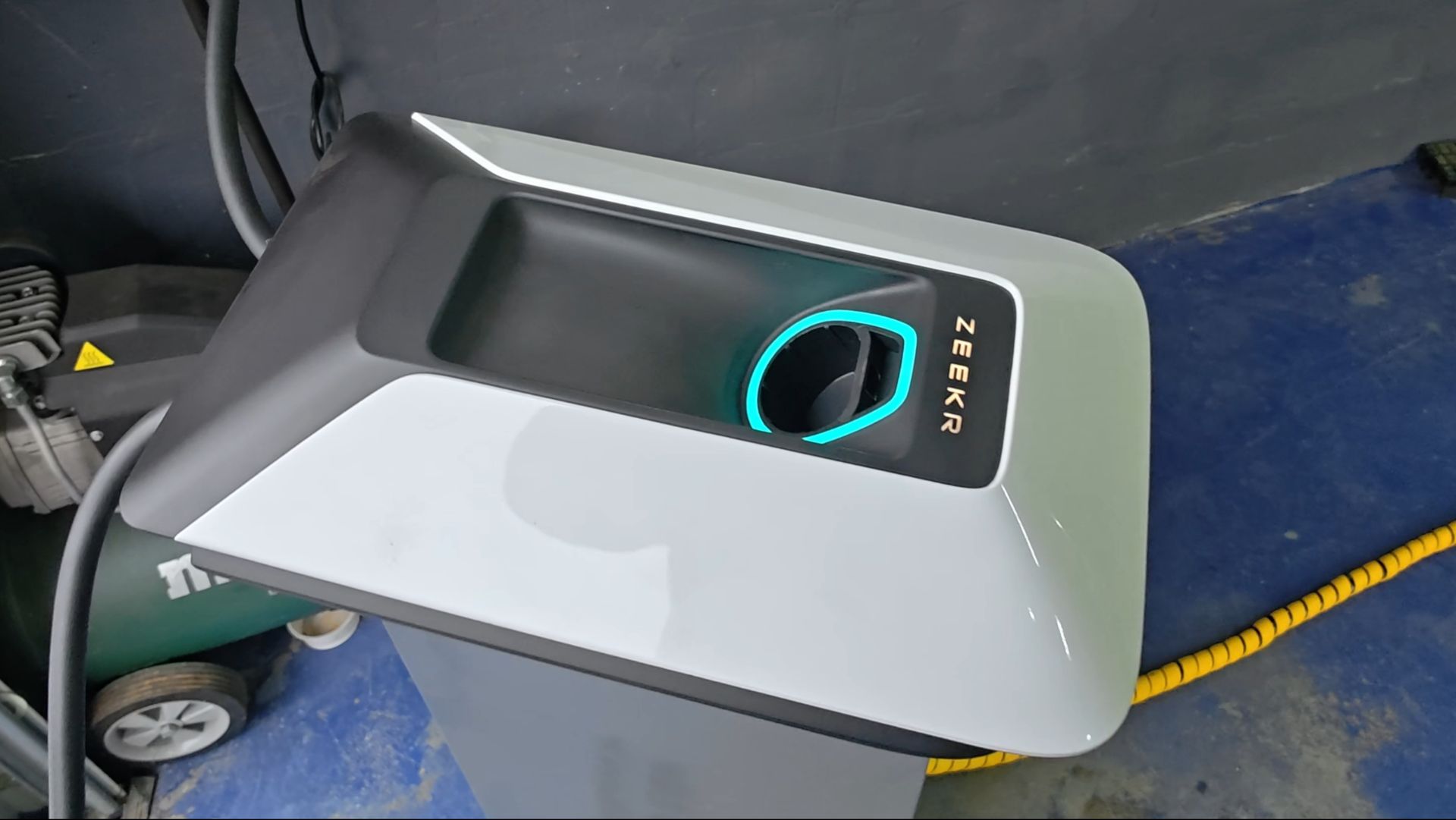 ZEEKR 7X. Переделываем оригинальную зарядку чтобы переключалась  16А / 32А. смотреть онлайн