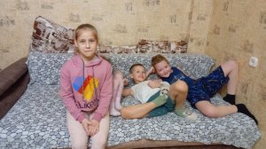 🧇Смотрю ЧТО находится В моём школьном ПОРТФЕЛЕ!🥟