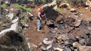 Строительство, шахтёры разбивают камни