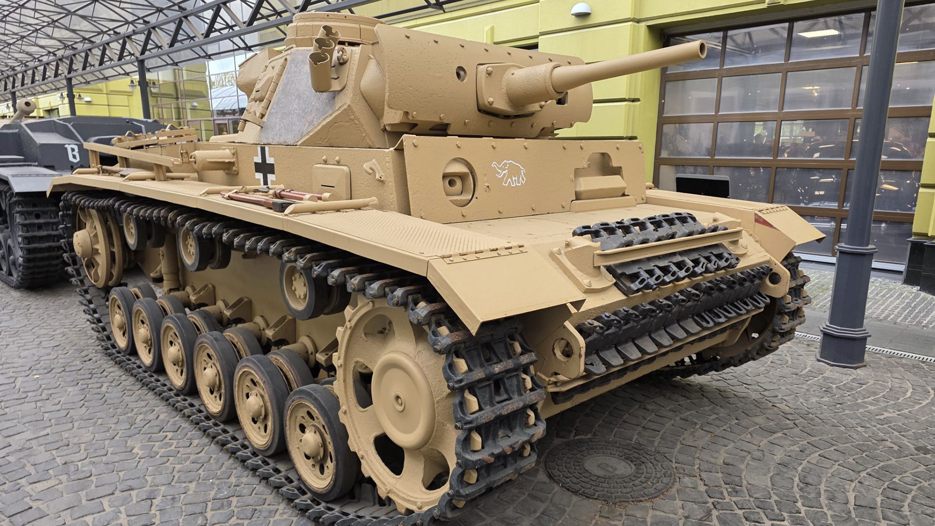 Нанесение маркировок на танк Pz.Kpfw.III Ausf.M, Музей Техники Вадима Задорожного, 20 сентября 2025 смотреть онлайн