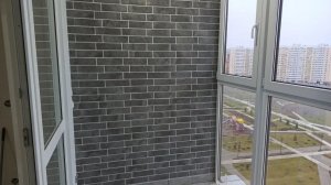 Отделка лоджии декоративной плиткой под кирпичик.