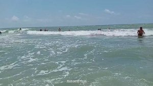 Волны не помеха для купания. Архипка 20_июня 2025 год. Автор Юрий Кочев