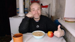 ужин с Рыжулей. кашка овсяная и яблочко. мукбанг. обжор. еда на камеру. диета. шизофрения.