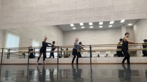 23-12-2025 упражнения у палки от. Плие до гранд батмана