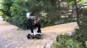 Владик с красоткой Анфисой катаются по парку и кормят из бутылочки грозного гамадрила Елисея)))