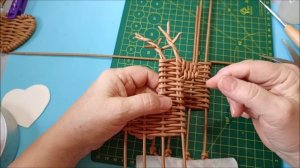 Елочная игрушка олень из газетных трубочек I бумажной лозы