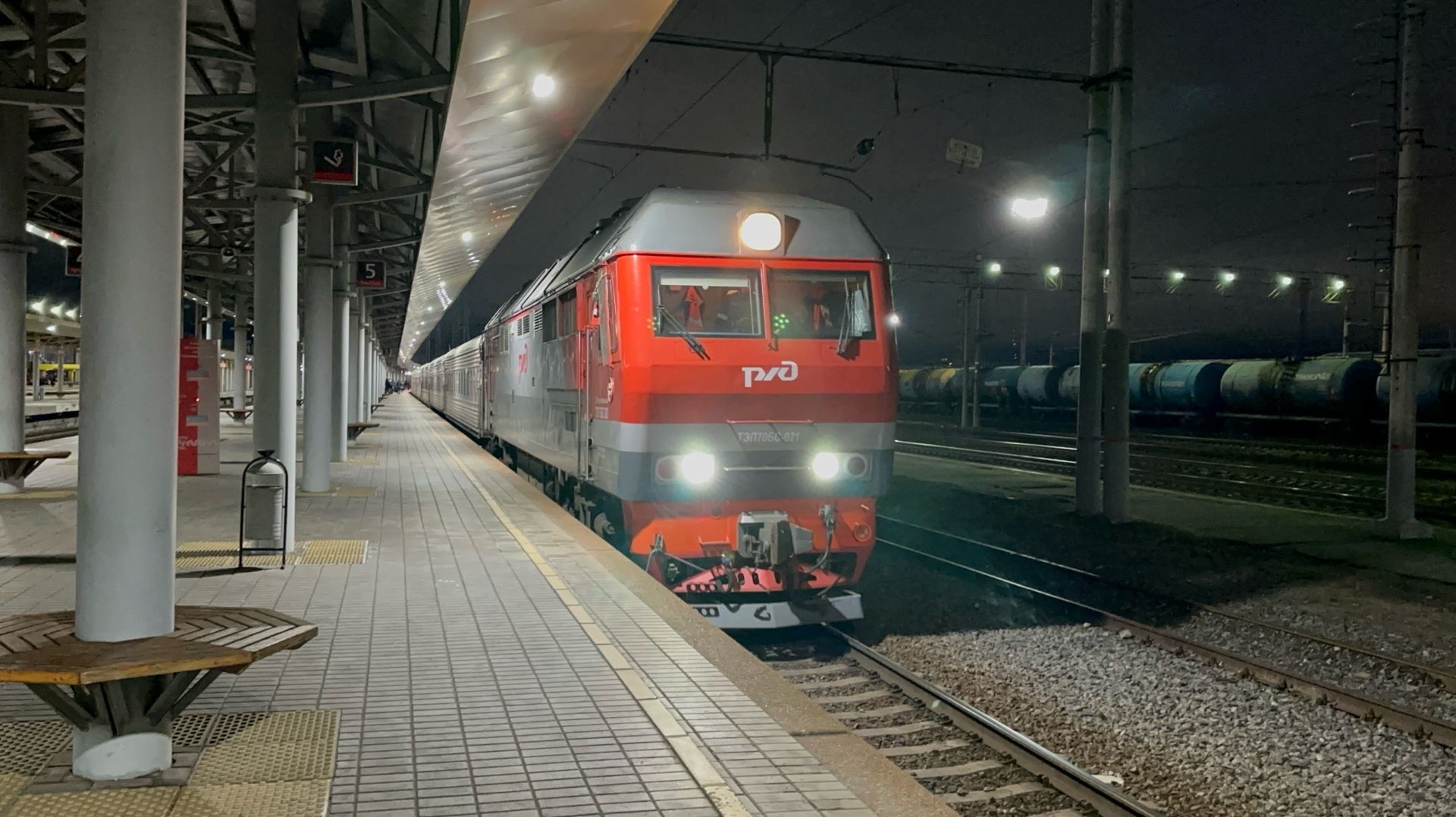 Тепловоз «Тапок» ТЭП70БС-021 с пасс.поездом на ст.Ярославль-Главный, ноябрь 2025 года смотреть онлайн