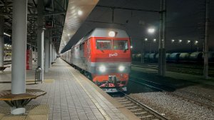 Тепловоз «Тапок» ТЭП70БС-021 с пасс.поездом на ст.Ярославль-Главный, ноябрь 2025 года