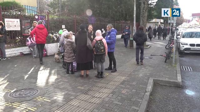 Соседи рассказали подробности нападения подростка с ножом на мать и брата в Сочи смотреть онлайн