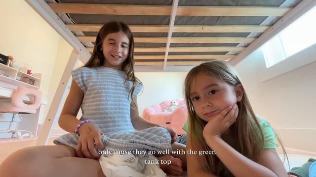 милые девушки показывают, что они купили смотреть онлайн