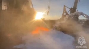 МЧС тушит пожар на плавучем кране в Нижегородской области