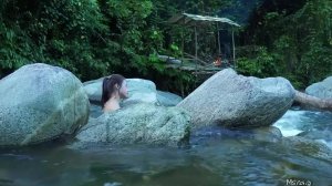 Ловлю крабов и дикую рыбу , строю укрытие.