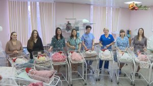 В Серпуховском роддоме новорожденных в декабре фотографируют в праздничных колпачках