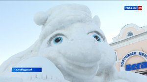 Соборную площадь Слободского украсили снежными фигурами