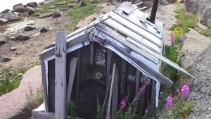 Нашли Таёжную Избу в море.Она нас удивила находкой.