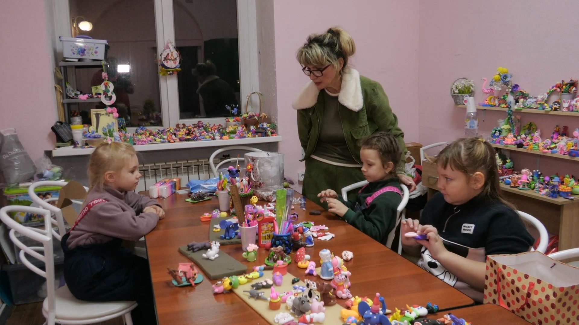 Ребята учатся создавать чудеса на занятиях по лепки из пластилина и глины смотреть онлайн