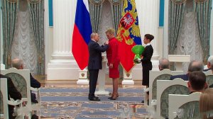 Владимир Путин вручил Марии Захаровой орден "За заслуги перед Отечеством" IV степени.