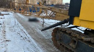 Рабочий погиб в результате падения крана на стройке на юго-западе Москвы