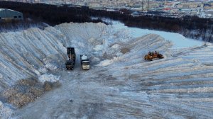 Снег за пределы города вывозят самосвалами на специальный пункт приема – снежный полигон