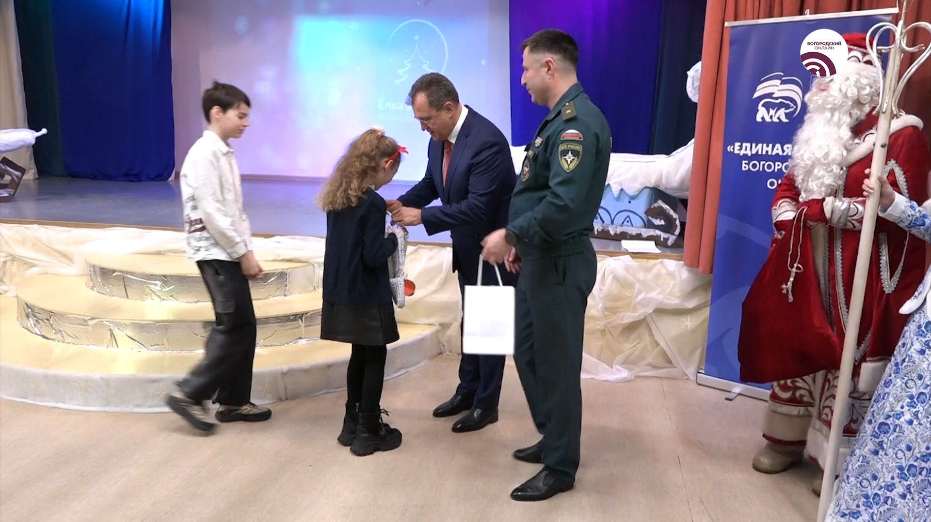 24 ребёнка получили новогодние подарки в Ногинске смотреть онлайн