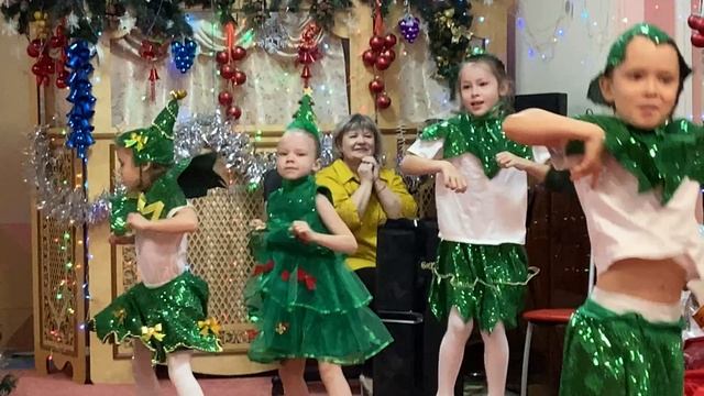 Танец девочек "Ёлка - мисс России". Группа №10 "Солнечные зайчики"