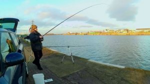 Ночная рыбалка на пирсе! Что я поймал?