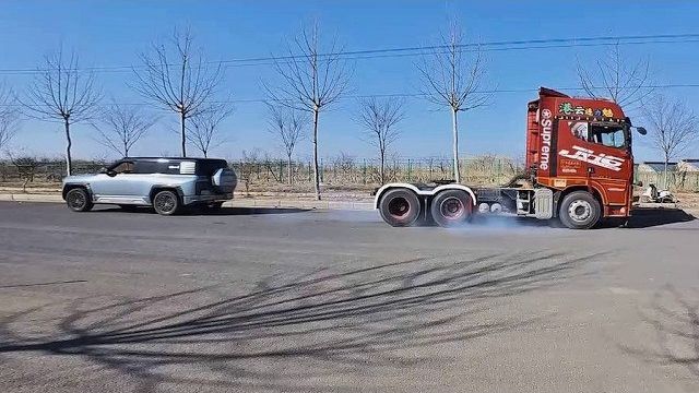 BYD U8 против фуры и тракторов — кто сильнее на перетягивании?! смотреть онлайн