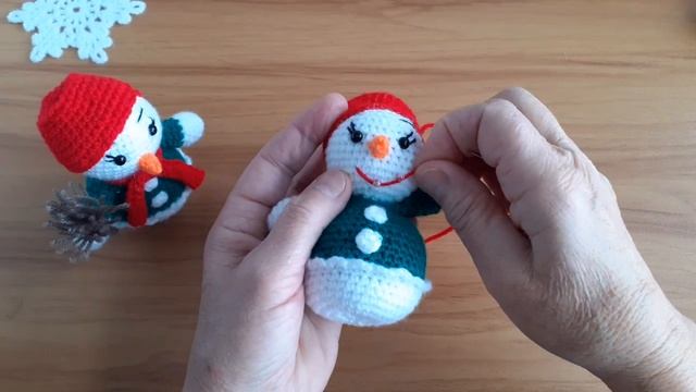 Вязание игрушек. Снеговуша крючком ч.3. Нос улыбка, метла. смотреть онлайн