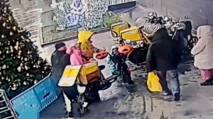 В МДВ установили, что курьеры перевозили в термосумках своих детей.